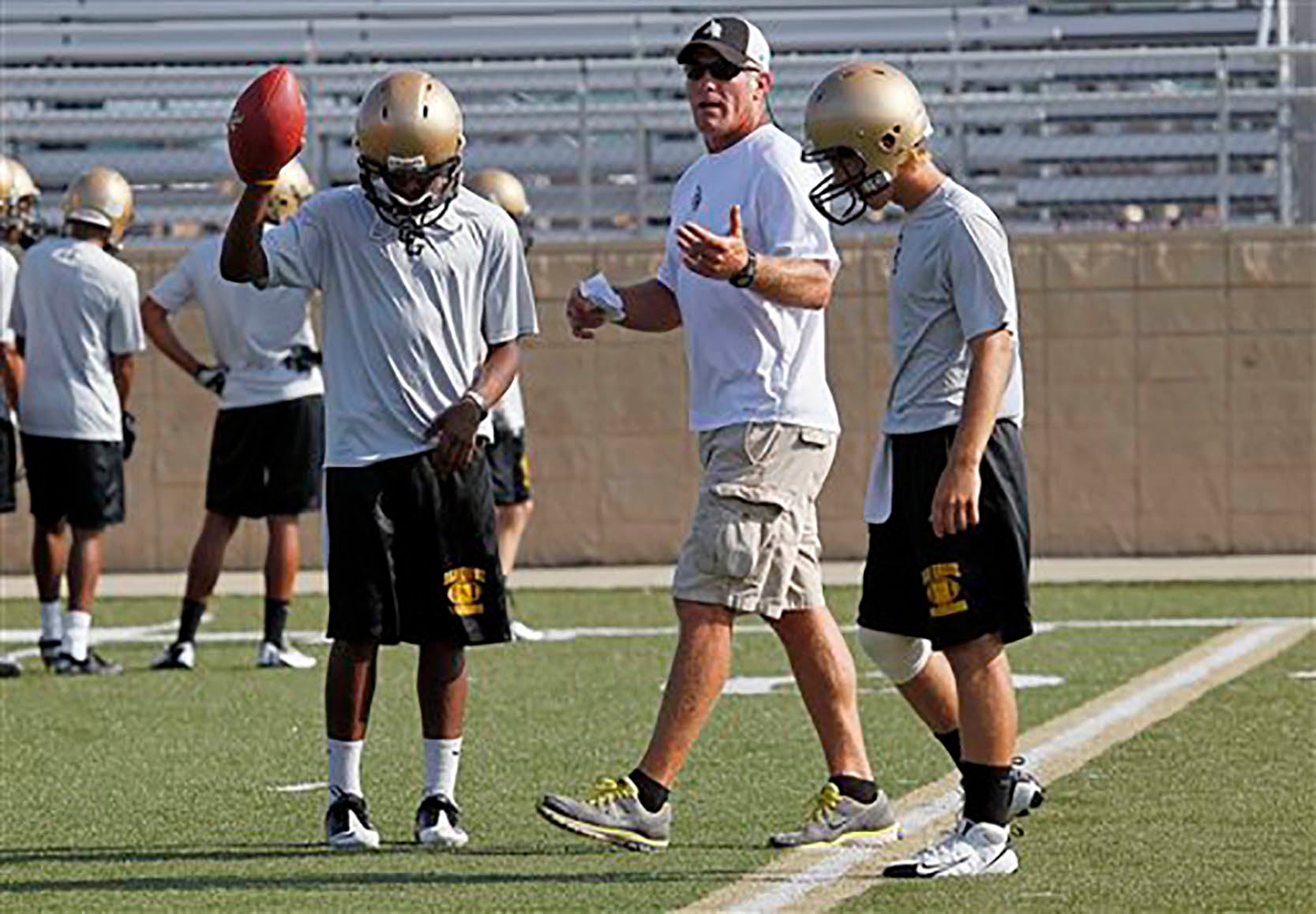 Packers' gunslinger Brett Favre inducted into Pro Football Hall of