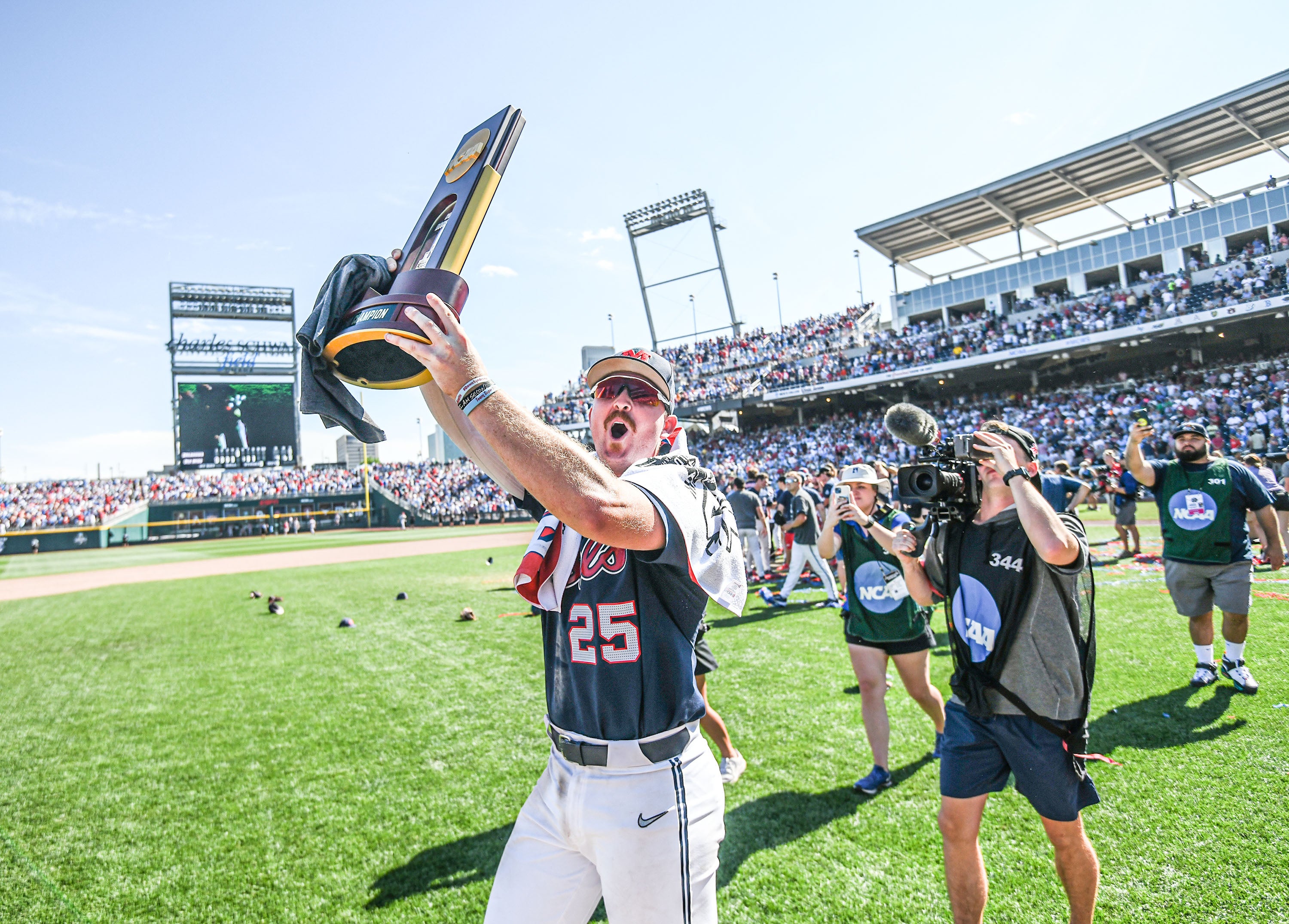 Oklahoma, Ole Miss baseball coaches pose with College World Series trophy  ahead of championship series